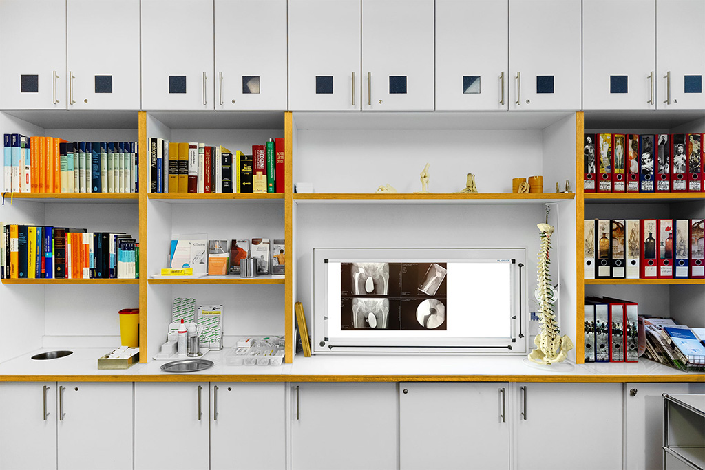Behandlungsraum Schrank